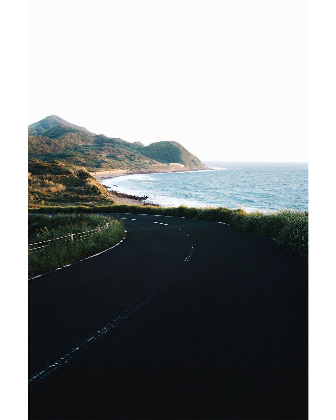 GENTAさんのインスタグラム写真 - (GENTAInstagram)「生月島はとても好きな場所のひとつ。 島の西側を走るサンセットロードは、まるで道と海岸線が繋がっているかのような一体感があります。 #nokton」6月10日 18時30分 - gnta