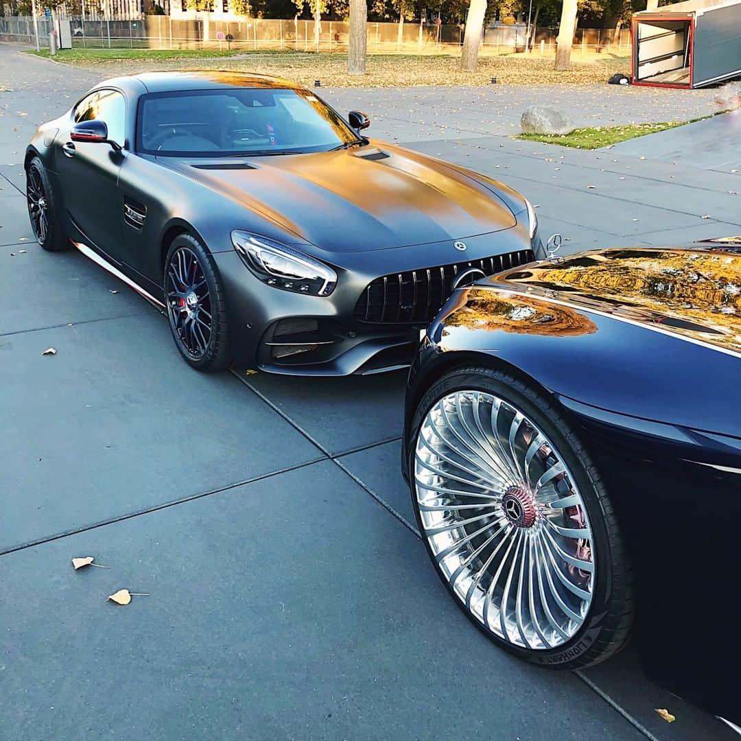 メルセデス・ベンツさんのインスタグラム写真 - (メルセデス・ベンツInstagram)「What a Meetup! 🔥 Photo by @t1dso with @gorden.wagener. __________ [Mercedes-AMG GT C | Kraftstoffverbrauch kombiniert: 12,4 l/100 km | CO₂-Emissionen kombiniert: 284 g/km | mb4.me/nefz] . #MercedesBenz 🌟 #MercedesAMG #AMG #AMGGTC #DrivingPerformance #Edition50 #MercedesMaybach #MaybachVision6 #mbfanphoto #automotivedesign #squadgoals #meetup #mbcar」6月10日 18時31分 - mercedesbenz