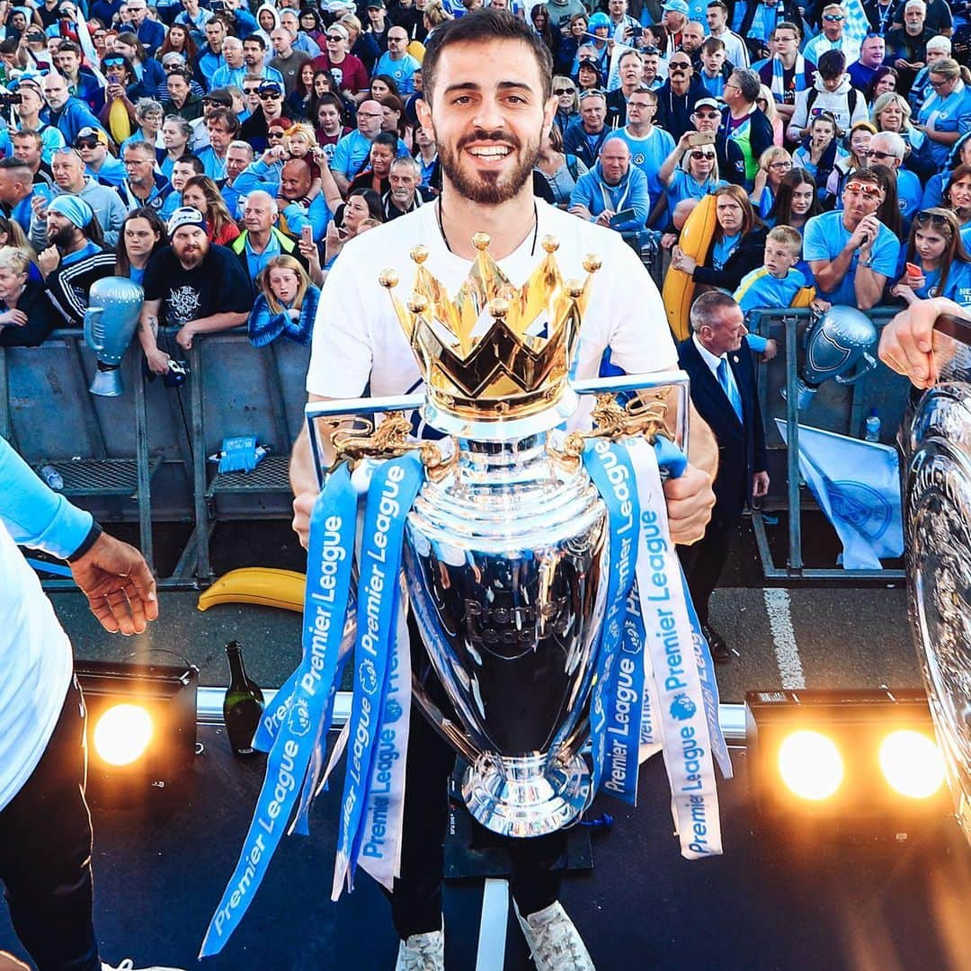 マンチェスター・シティFCさんのインスタグラム写真 - (マンチェスター・シティFCInstagram)「🏆 PROFESSIONAL TROPHY LIFTER 🏆 . #mancity」6月10日 18時35分 - mancity