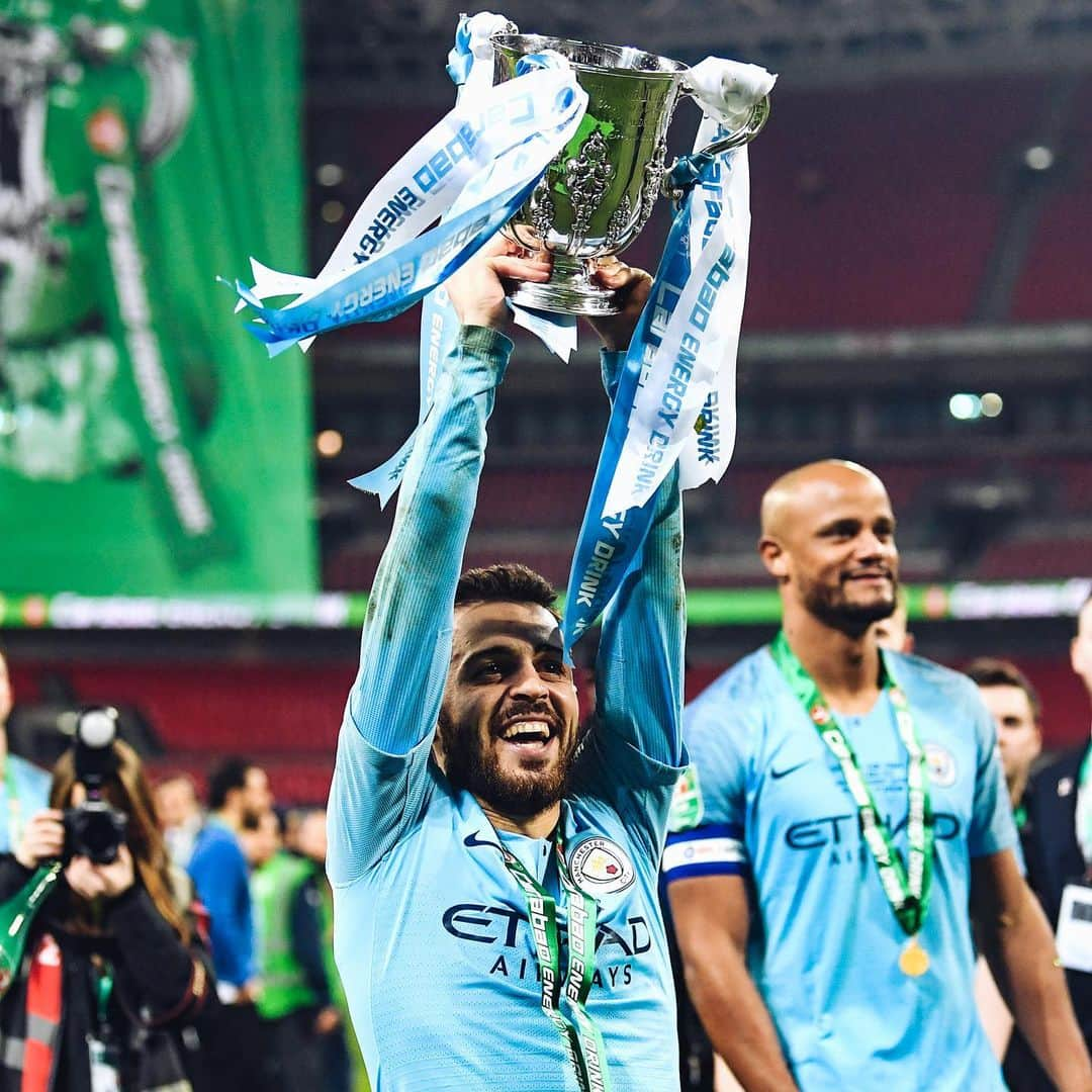 マンチェスター・シティFCさんのインスタグラム写真 - (マンチェスター・シティFCInstagram)「🏆 PROFESSIONAL TROPHY LIFTER 🏆 . #mancity」6月10日 18時35分 - mancity