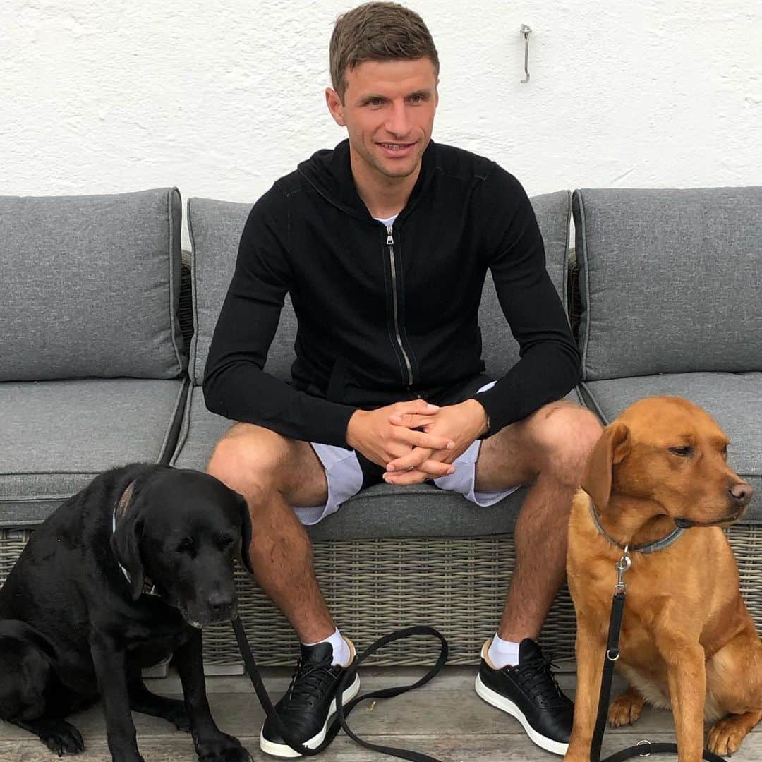 トーマス・ミュラーのインスタグラム：「Micky and Murmel wish you a happy Whitsun 😀👍🏼☀️ #esmuellert #dogs #Pfingsten #enjoylife」
