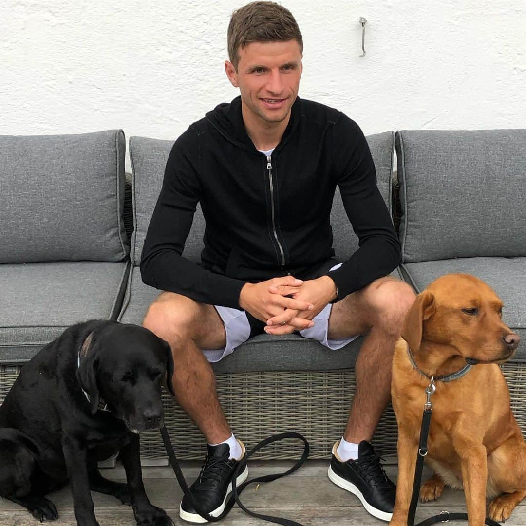 トーマス・ミュラーさんのインスタグラム写真 - (トーマス・ミュラーInstagram)「Micky and Murmel wish you a happy Whitsun 😀👍🏼☀️ #esmuellert #dogs #Pfingsten #enjoylife」6月10日 18時38分 - esmuellert