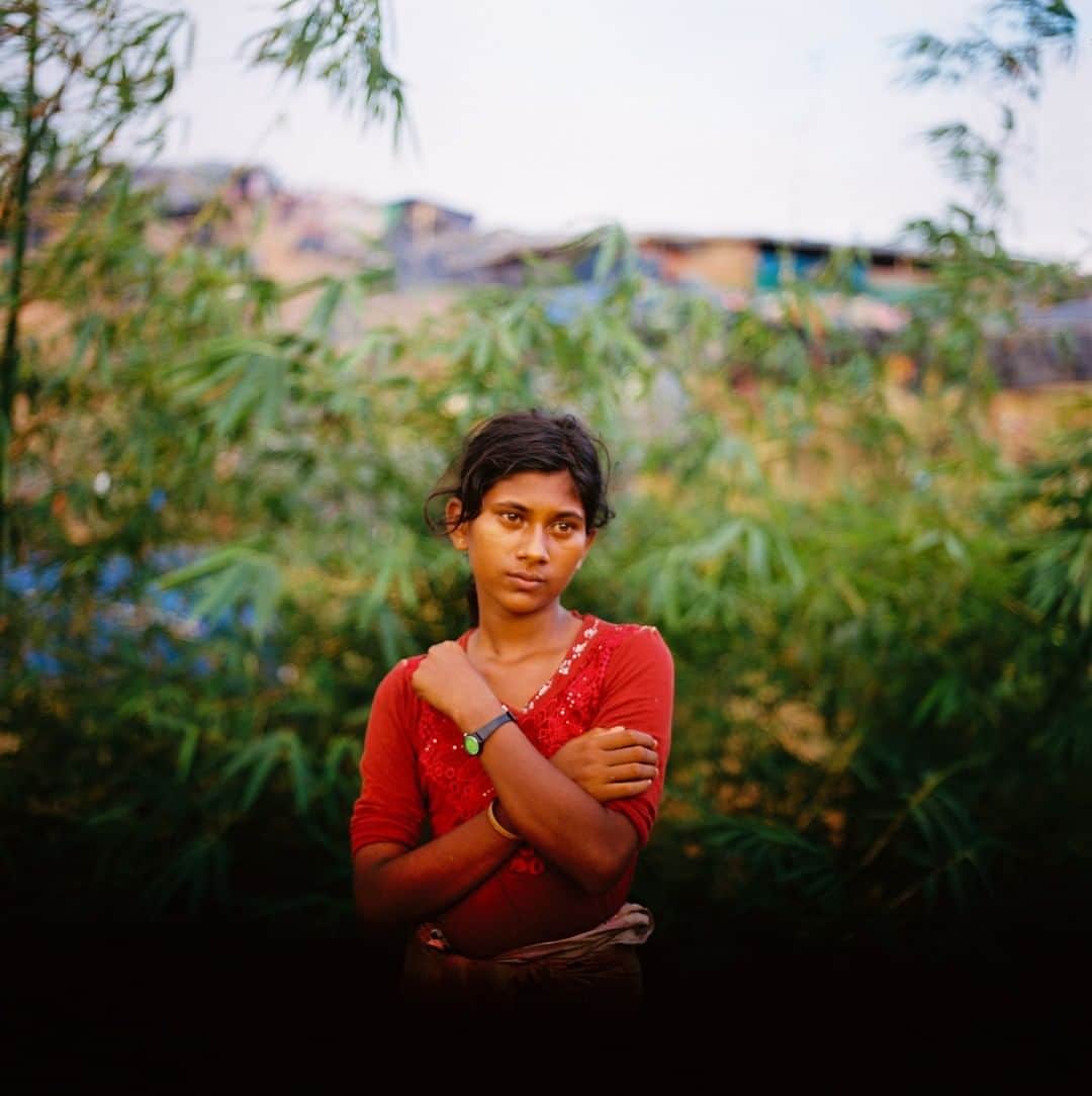 のインスタグラム：「Photo by Ismail Ferdous @ismailferdous | A Rohingya girl came from Myanmar with her family members on October 20, 2017. It took her and her family 12 days by foot to reach the Bangladesh border from a village in Myanmar. They used to live near Boli Bazar, in the Rakhine state of Myanmar. She saw her own brother, uncle, and aunt killed by the Myanmar military. Between August and December 2017, 600,000 Rohingya Muslim refugees poured from Myanmar across the Bangladesh border. Fleeing rape, murder, and what the United Nations has called “a textbook example of ethnic cleansing,” the refugees settled in camps in Cox’s Bazar, Bangladesh.」