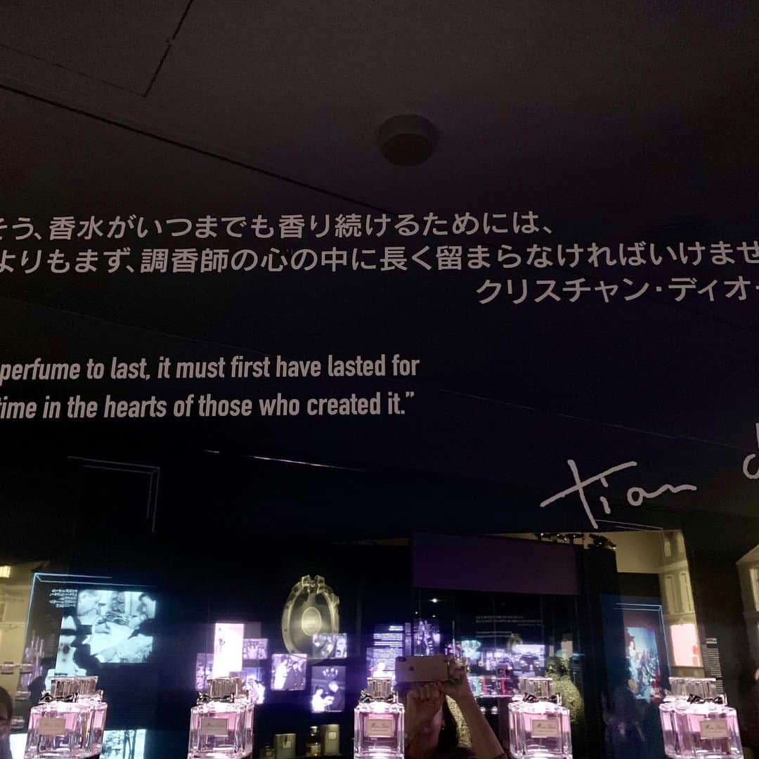 牛窪万里子さんのインスタグラム写真 - (牛窪万里子Instagram)「ミス ディオール展覧会「MISS DIOR LOVE N'ROSES」へ。  ドレスの展示からこれまでの歴史まで、Diorの世界観を感じる展示会。  開催期間は16日（日）まで。 #クリスチャンディオール  #おしゃれな人と繋がりたい  #missdior  @dior」6月10日 18時41分 - mariko_ushikubo