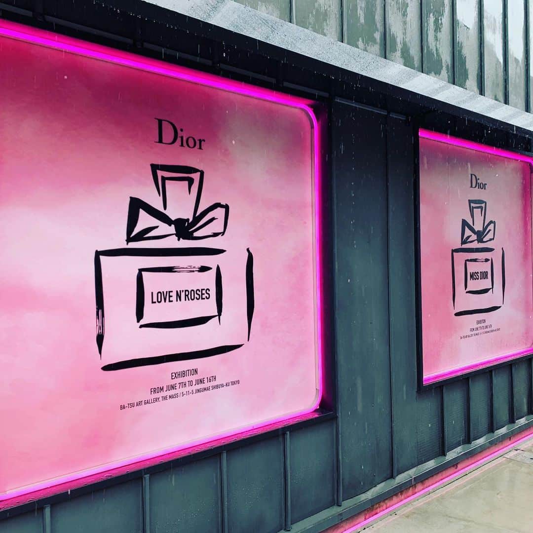 牛窪万里子さんのインスタグラム写真 - (牛窪万里子Instagram)「ミス ディオール展覧会「MISS DIOR LOVE N'ROSES」へ。  ドレスの展示からこれまでの歴史まで、Diorの世界観を感じる展示会。  開催期間は16日（日）まで。 #クリスチャンディオール  #おしゃれな人と繋がりたい  #missdior  @dior」6月10日 18時41分 - mariko_ushikubo