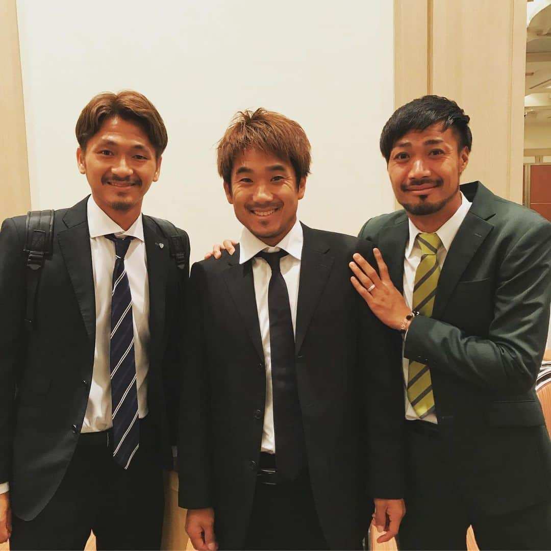 高木和正さんのインスタグラム写真 - (高木和正Instagram)「今日は東京で選手会の総会がありました。  みんなで意見を出し合いこれからのサッカー界のためにいい時間だったと思います。  懐かしいメンバーにも久しぶりに会えて刺激をもらったぜ😁  今日オフだったので休みないけどまた明日からリハビリ頑張ろー💪  #カマタマーレ讃岐 #高木和正 #川崎フロンターレ #登里享平 #高校の後輩 #毎回挨拶に来てくれる #礼儀正しいいい後輩 #ツエーゲン金沢 #沼田圭悟 #大分トリニータ #馬場賢治 #終わってすぐに帰ったから写真撮れなかった😅 #元カマタマーレ讃岐メンバー #アビスパ福岡 #實藤友紀 #栃木SC #菅 和範 #一番弟子 #高知大学コンビ #みんなと話ししていい刺激いただきました。 #明日からリハビリ頑張ります #東京きて思ったこと #やっぱ俺は香川がいいな😃 #今から帰ります」6月10日 18時42分 - kazumasatakagi