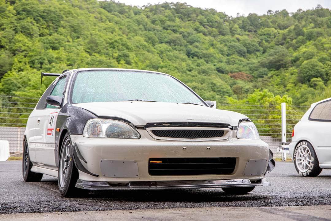 mistbahnさんのインスタグラム写真 - (mistbahnInstagram)「_ Honda EK9 CIVIC @taki__55 's track car _ _ Shot on 6-June 2019 "HONDA VTEC ONE MAKE RACE Rd.2" at Central Circuit (Hyogo, Japan) owner: @taki__55 photo: @mistbahn _ _ EK9 entrant from ASLAN ( @aslan_inc_japan ).@takichan39 shared the pit with me. Thank you🙇‍♂. _ _ JP) 2019年6月8日 セントラルサーキット、ゼロファイターさん主催「HONDA VTEC ONE MAKE RACE」。 ASLANさんから参加のEK9。 mistbahn号とピットをシェア・・・というか、屋根のある方を譲って頂きました。ありがとうございます  _ _ #hondavteconemakerace #zerofighterautocustom #centralcircuit #セントラルサーキット #civic #hondacivic #ホンダシビック #シビック #ctr #acuractr #ek9 #ekcivic #bseries #b16 #b16b #b18 #b18c  #aslan #アスラン #carbon #carbonfender #osakajdm #kanjo #kanjostyle #kanjoracer #trackcar #trackstance #trackspec #timeattack #timeattackjapan」6月10日 18時52分 - mistbahn