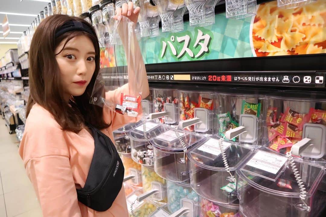 中野恵那さんのインスタグラム写真 - (中野恵那Instagram)「➀お菓子売り場に参上〜﻿ ➁可愛いお菓子がいっぱい、、🤤﻿ ➂おいしそ〜🤤﻿ ➃詰めるぞ〜﻿ ➄ん？なにや？笑﻿ ➅とりあえず大好物のチョコから詰める。﻿ （それコンビニでも買えるやん。笑）﻿ ➆車でくまちゃんのクッキー食べよう🍪🐻﻿ ﻿ って感じ✌︎笑﻿」6月10日 19時00分 - nakano.ena