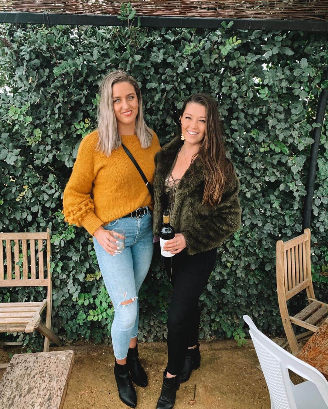 ブリタニー・エルムズリーのインスタグラム：「Long weekend with one of my very best 👯‍♀️🍷 @tarrynkerwin」