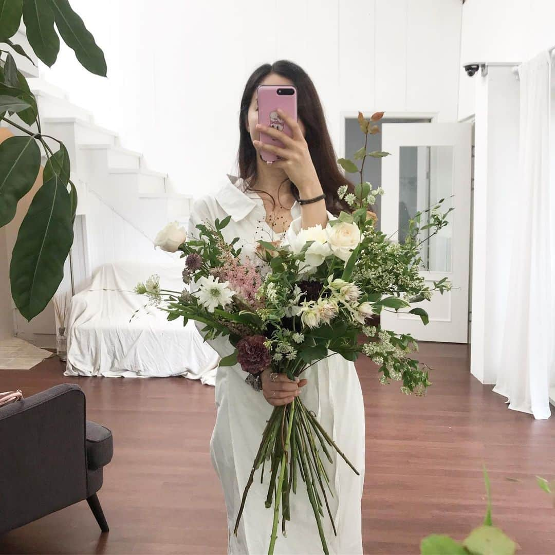 플로리스트 이주연 florist Lee Ju Yeonさんのインスタグラム写真 - (플로리스트 이주연 florist Lee Ju YeonInstagram)「. . #바네스꽃다발 #데몬 . . 오랫만에 셀카 🌱 . . #수업문의 #주문예약 #lesson #Order  Katalk ID vaness52 클래스상시모집 당일꽃주문가능 WeChat ID vaness_flower E-mail vanessflower@naver.com . 강남구 역삼동608-16 📞02-545-6813 . #vanessflower #florist #flowershop #handtied #flowerlesson #花束 #花束包装 #바네스플라워 #플라워카페 #플로리스트 #꽃다발 #부케 #플로리스트학원 #역삼동꽃집 #역삼역꽃집 #언주역꽃집 #꽃꽂이수업 #플라워레슨 #꽃다발포장법 #꽃수업 #꽃주문 #하우스웨딩 #대관」6月10日 18時57分 - vanessflower