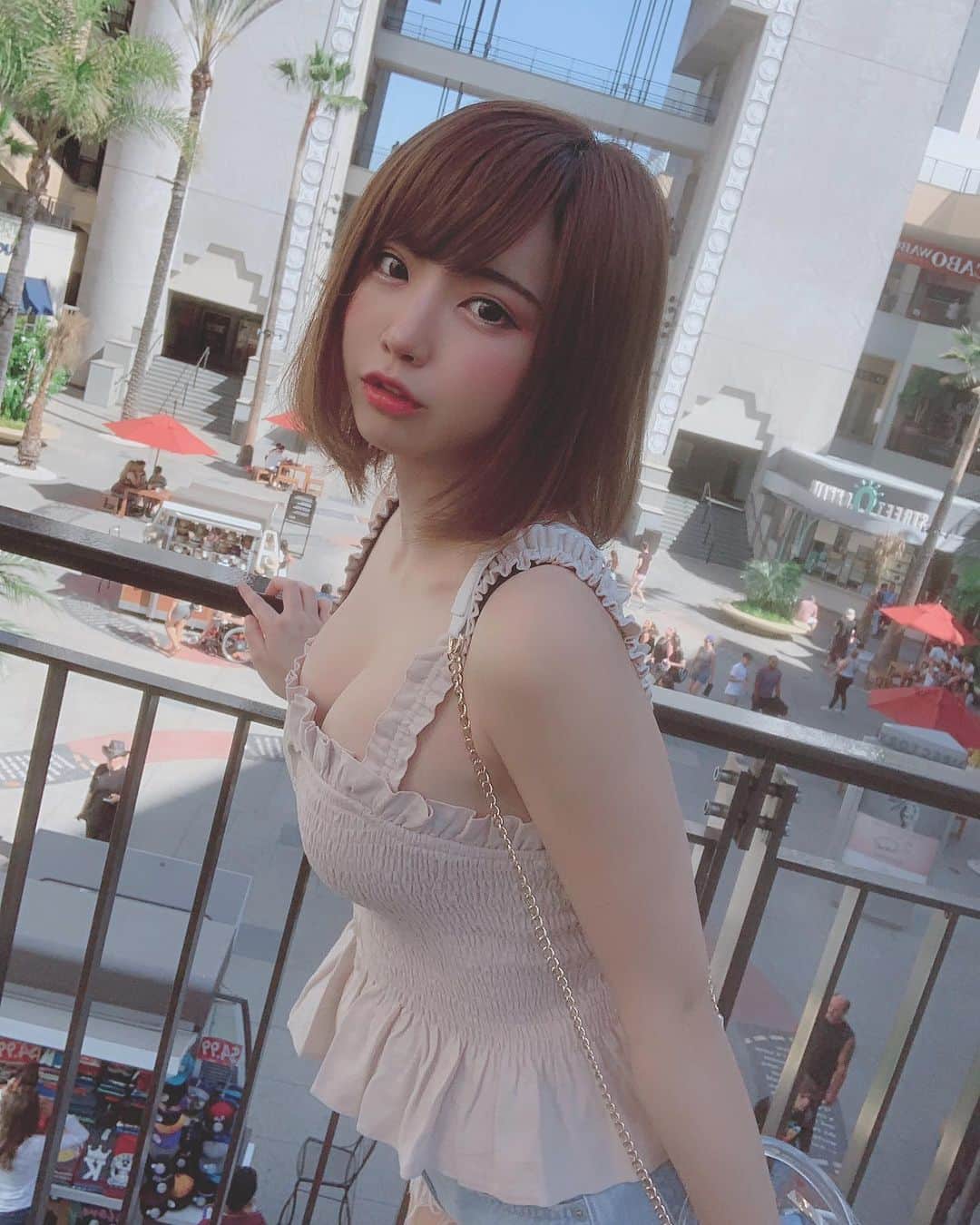 えなこさんのインスタグラム写真 - (えなこInstagram)「さっそく新しく買った服を着てみたよ😋 #losangeles #ootd #fashion #handm #japanesegirl #portrait」6月10日 19時10分 - enakorin