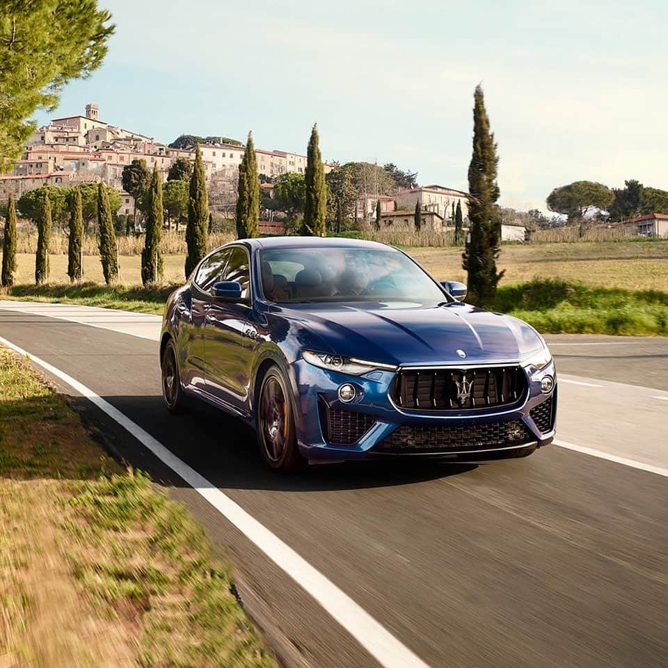 Maserati Japan | マセラティ ジャパンのインスタグラム：「歴史によって培われたイタリアの洗練さがデザインに息づくレヴァンテ。悠久の歴史を誇るイタリアの街道を駆け抜けます。 #Maserati #マセラティ  #MaseratiJapan #マセラティジャパン #Levante #レヴァンテ #Italy」