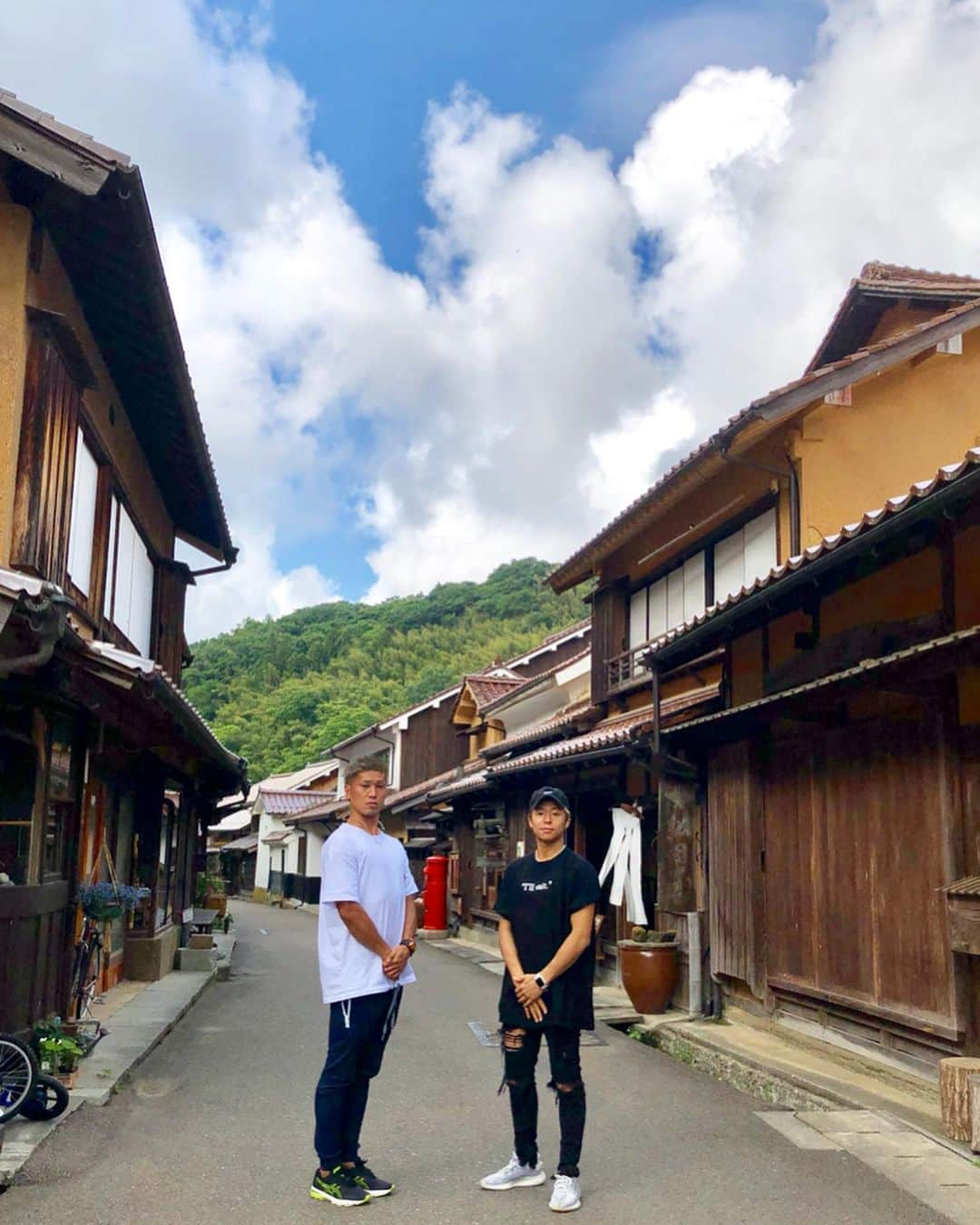 城戸康裕さんのインスタグラム写真 - (城戸康裕Instagram)「世界遺産、石見銀山きたー😄✨ ・ オタケちゃんと、スポンサーさんの佐藤先生にご挨拶✨ ・ 僕らはアスリートなので、電動自転車を借りて山道登り笑🏔🚴‍♂️ ・ 世界遺産☆51 ・ #城戸遺産 ・ 2019.6.10◉ 石見銀山遺跡とその文化的景観 《日本・島根県》 ・ #島根県 #石見銀山  #worldheritage @diviner_official @k1takeru」6月10日 19時09分 - yasuhiro.kido