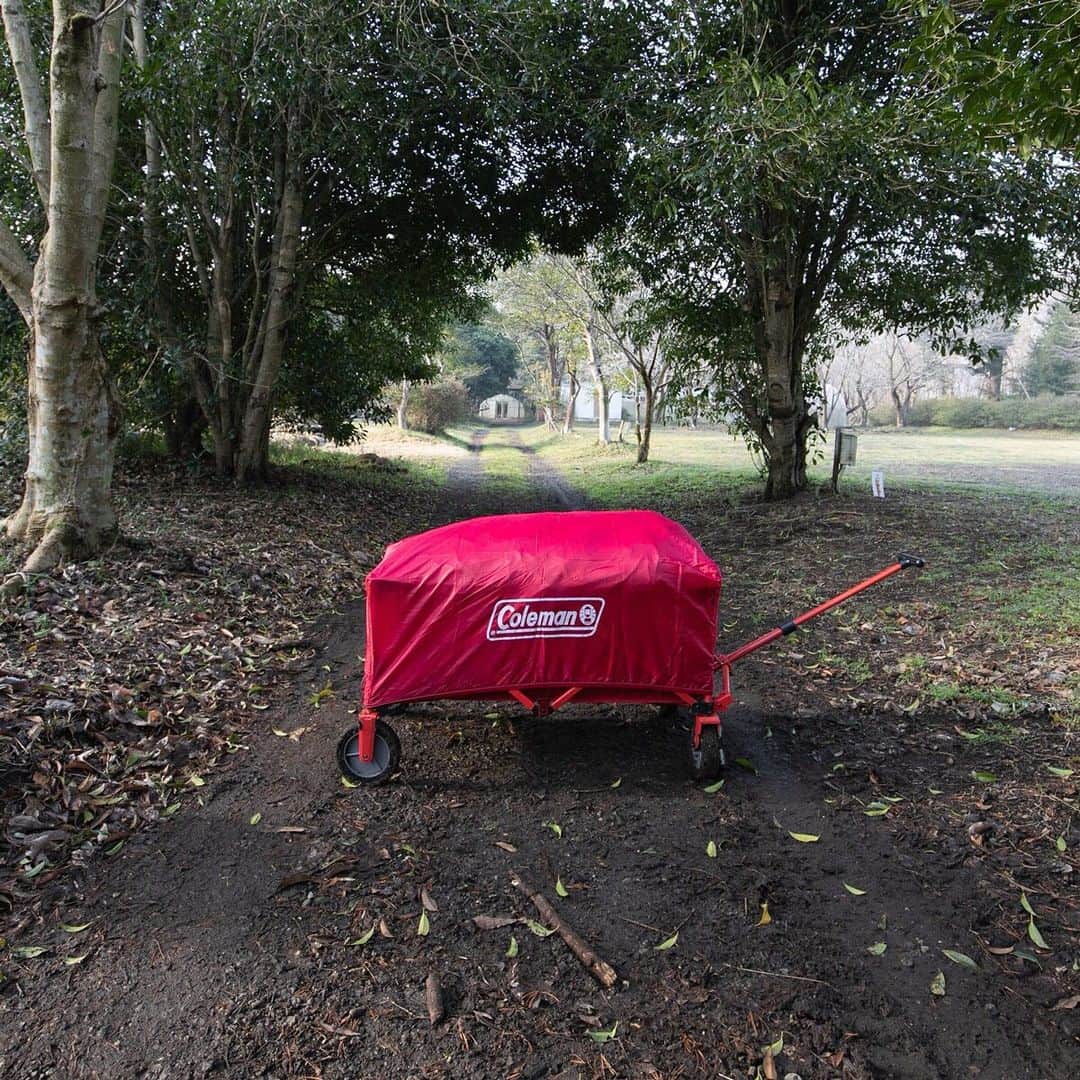 Coleman Japanのインスタグラム：「急な #雨 でもご安心を。 アウトドアワゴン用レインカバーなら雨風から荷物を守ってくれます☂️🌬 ・ ・ ・ #灯そうColeman #灯そうコールマン #灯そう #Coleman #コールマン #Tent #テント #Camp #キャンプ #Outdoor #アウトドア #アウトドアワゴン #梅雨 #梅雨入り #雨キャンプ」