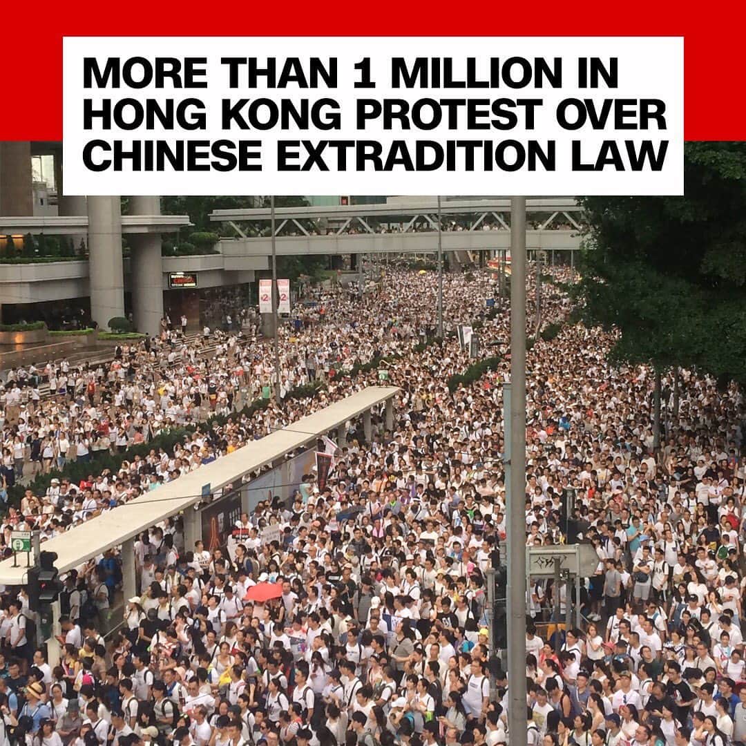 CNNさんのインスタグラム写真 - (CNNInstagram)「More than a million people took part in a massive protest in Hong Kong on Sunday, organizers said, standing against a controversial bill that would enable China to extradite fugitives from the city. Hong Kong Police, however, estimated the number of protesters as closer to 240,000. Critics say the bill will leave anyone on Hong Kong soil vulnerable to being grabbed by the Chinese authorities for political reasons. The protest was mostly peaceful during the day, with a vast march stretching across the city and ending at the government’s headquarters. However, the demonstration turned violent overnight, with police trying to clear protesters with batons and pepper spray. The government of Hong Kong released a statement late on Sunday acknowledging the ongoing protests across the island, but reiterating that the extradition bill is still scheduled to resume debate on June 12. 📸 @taramulholland / CNN」6月10日 19時04分 - cnn