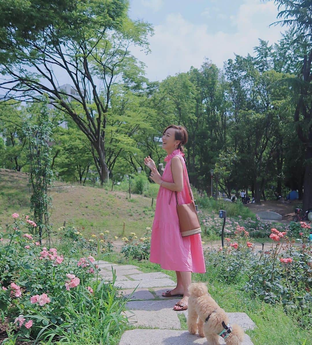 村上沙織さんのインスタグラム写真 - (村上沙織Instagram)「昨日お散歩してたのは靱公園でした🌳 大阪のオアシスだねー🌷🌸💐 ・ アポロも嬉しそうにるんるん歩いてた♥️あー可愛い♥️ #rosymonster #osaka」6月10日 19時17分 - rosysaorimonster