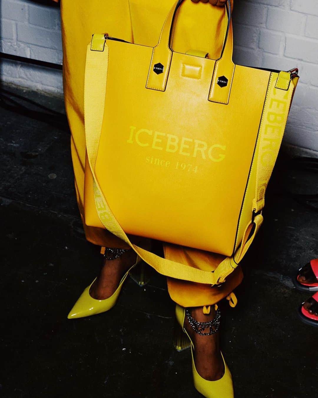 アイスバーグさんのインスタグラム写真 - (アイスバーグInstagram)「#Iceberg1974 #SS20 details: bags and shoes in bright colors | pic by @asiawerbel」6月10日 19時18分 - iceberg
