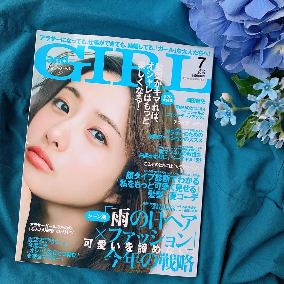 andGIRLさんのインスタグラム写真 - (andGIRLInstagram)「andGIRL7月号は6/12（水）発売📖💙﻿ ﻿ 表紙はメイクやファッションが﻿ 常に話題の石原さとみさん💕﻿ メイクや美容法、ハマってることなど﻿ ご紹介しています😍♩﻿ ﻿ 梅雨時期な暑い夏、髪型がキマらない🌀﻿ コーデどうしよう、、、とお悩みの方必見！﻿ ＼52P大特集／﻿ 髪型がキマれば、オシャレはもっと楽しくなる！﻿ ❤︎可愛いを諦めない！﻿ シーン別「雨の日ヘア×ファッション」﻿ ❤︎顔タイプ診断でわかる﻿ 「私をもっと可愛く見せる」髪型×夏コーデ﻿ ❤︎人気女子アナのお2人が登場❣️﻿ ここぞのときには「女子アナヘア」！ etc..﻿ ﻿ 他にもOL聡子のプチプラアイテム使った﻿ 1カ月着回しDiaryやビューティープロデューサー﻿ 牧野和世さん監修の「自分史上最高の私」を﻿ 更新！できる牧野メイクのレクチャーなど﻿ 注目企画が目白押し✨﻿ ﻿ andGIRL7月号もお楽しみに✊🏻💗﻿ ﻿ ﻿ #andGIRL #アンドガール #andGIRL7月号﻿ #愛甲千笑美#朝比奈彩 #石原さとみ﻿ #宇垣美里 #岡田健史 #樫尾篤紀﻿  #金子麻貴 #神崎恵 #久慈暁子﻿ #佐野ひなこ #SHOCKEYE #新内眞衣﻿ #高梨臨 #田中亜希子 #谷川りさこ﻿ #土屋巴瑞季 #春花 #牧野和世 #美香﻿ #宮田聡子 #矢島舞美 #山本理沙子﻿ #ヨンア #里々佳 #ヘアアレンジ﻿ #雨の日コーデ #夏コーデ」6月10日 19時12分 - andgirl_jp