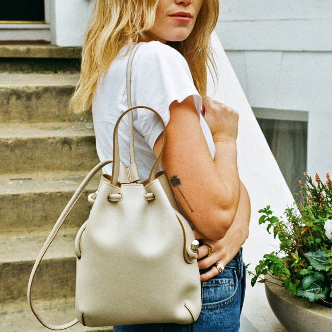 メリメロさんのインスタグラム写真 - (メリメロInstagram)「New Angelic Glow Collection: Briony Backpack in Porcelain ⠀⠀⠀⠀⠀⠀⠀⠀⠀ The Briony Backpack encloses its drawstring silhouette with sumptuous folds of luxurious leather, daintily adorned with metallic knot details. Marking a new direction in style, the graphic logo proudly assumes its meli melo identity. The feather-light accessory comes in two different sizes and can be worn on the back or on the shoulder for limitless comfort. ⠀⠀⠀⠀⠀⠀⠀⠀⠀ #melimelobags  #londonbrand #madeinitaly #mymelimelo  #melimelo  #bag  #bucketbag  #handbag」6月10日 19時15分 - melimelobags