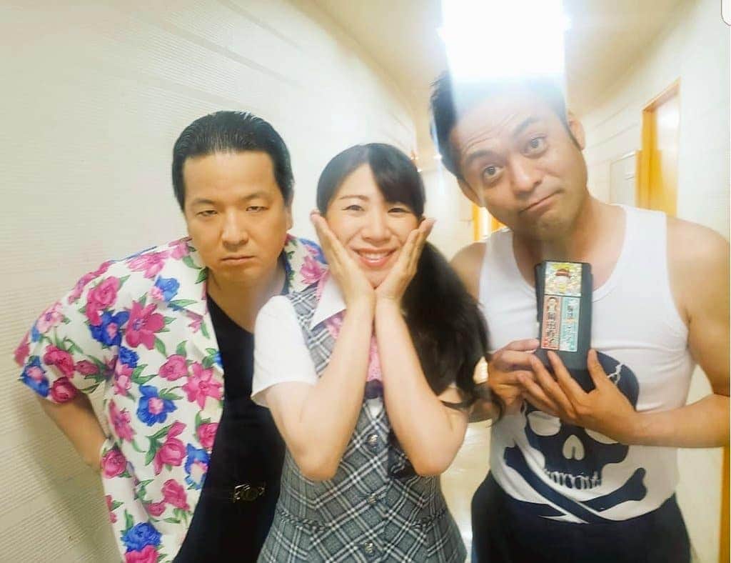服部ひで子のインスタグラム：「👑吉本新喜劇ワールドツアー👑  すっちー&酒井藍座長班。  6/5(水)【広島】 6/7(金)【鹿児島】 6/8(土)【山口】 6/9(日)【福岡】  ありがとうございました！！！ どの会場も最高のお客様に、感動でした( ≧∀≦)ノ  ①広島出身の  #山田亮 兄さん #奥重敦史 さんに挟まれました。  ②#広島お好み焼き めちゃくちゃ美味しかったです。  ③#むさしお弁当 #もみじ饅頭 美味しくて何個でも食べられます。  ④#鹿児島 #唐芋レアケーキ 初めて食べましたが、美味しすぎてハマりました！また買います。  ⑤ようこそ山口への看板。#カンセンジャー  山陽新幹線公式キャラクター。  ⑥#徳山動物園 #顔はめパネル やっぱり、やらずにはいられないですよね。  ⑦若手総揃い バラバラで入園したのに、何故か集まりました。  ⑧#小倉鉄なべ餃子 美味しかった！！！一体何人前食べたのだろう。  ⑨#福岡 公演でいただいたプレゼント。ありがとうございました！！！ 受け取りました！大切に使わせていただきます。」