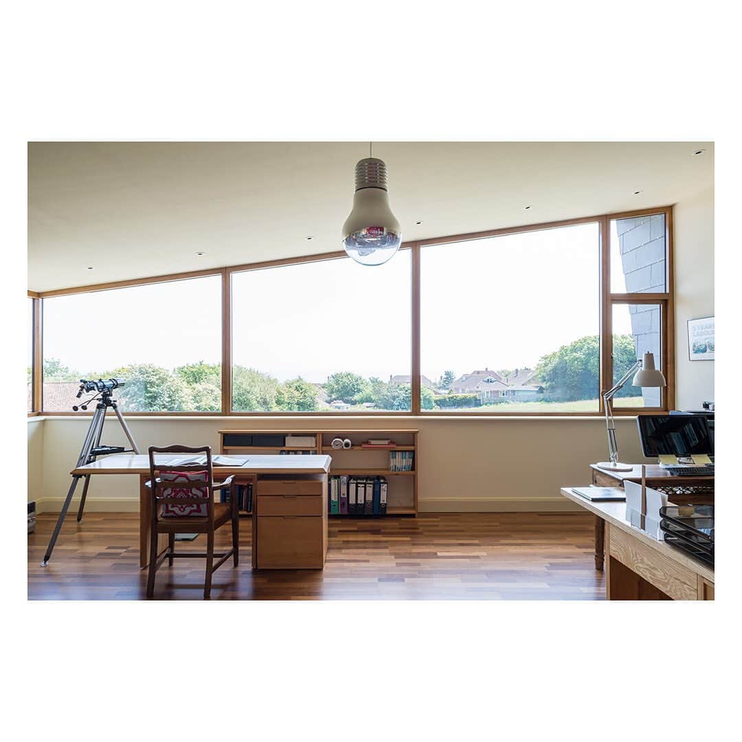 The Modern Houseさんのインスタグラム写真 - (The Modern HouseInstagram)「A Room with a View: a light-filled home in East Sussex with views out to the coast. Follow the link in our bio to see the sales particulars.  #eastsussex #englishcoast #themodernhouse」6月10日 19時27分 - themodernhouse