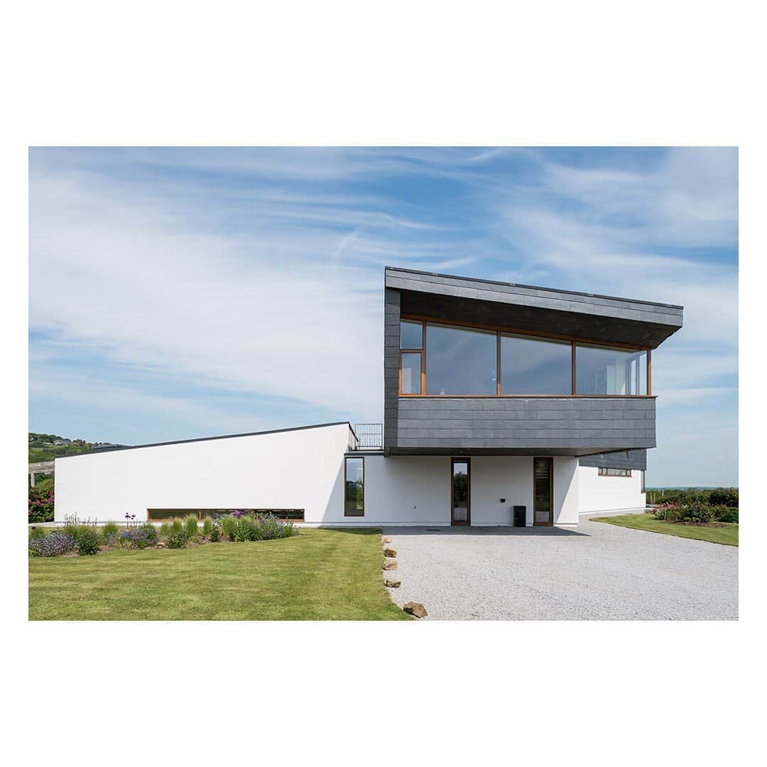The Modern Houseさんのインスタグラム写真 - (The Modern HouseInstagram)「A Room with a View: a light-filled home in East Sussex with views out to the coast. Follow the link in our bio to see the sales particulars.  #eastsussex #englishcoast #themodernhouse」6月10日 19時27分 - themodernhouse