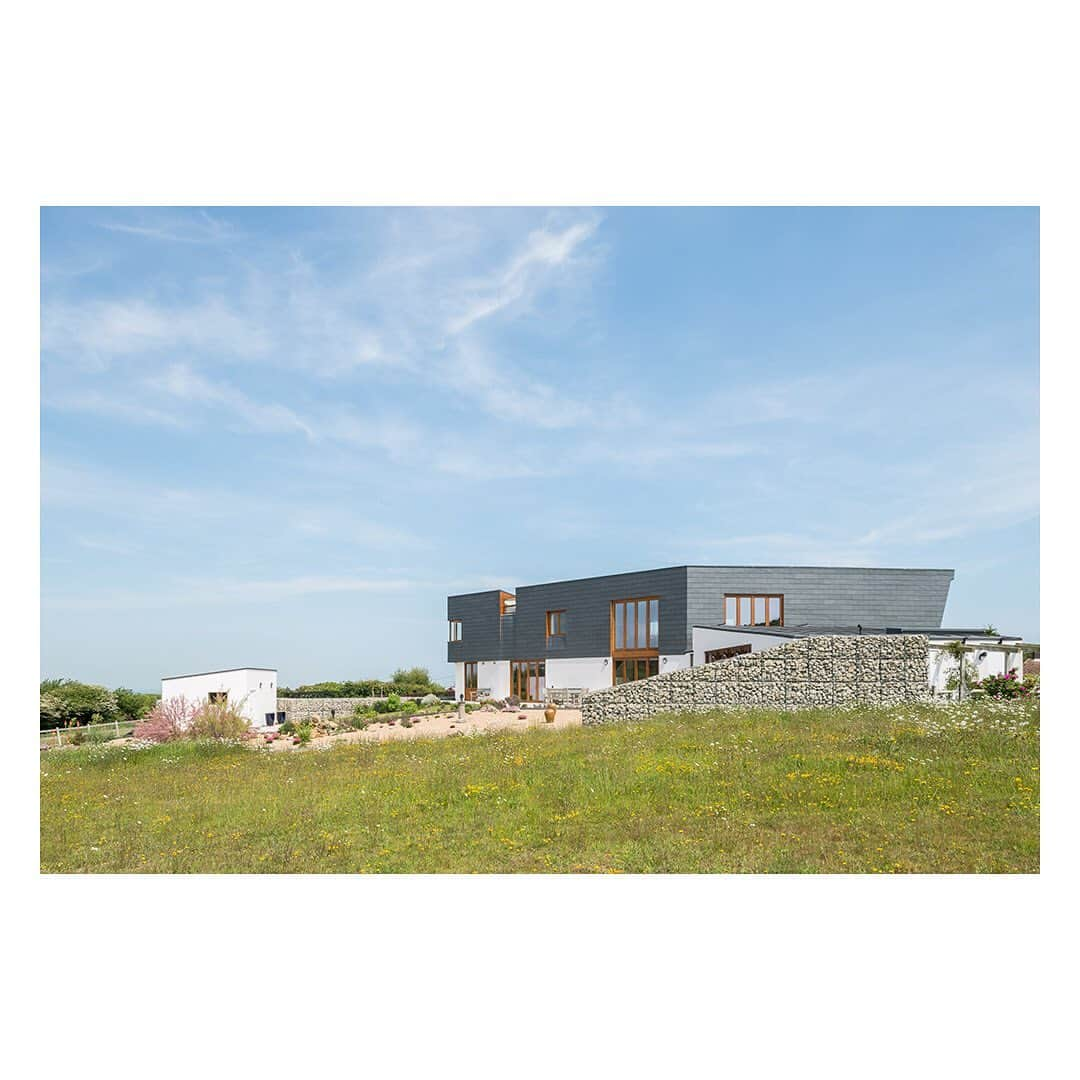 The Modern Houseさんのインスタグラム写真 - (The Modern HouseInstagram)「A Room with a View: a light-filled home in East Sussex with views out to the coast. Follow the link in our bio to see the sales particulars.  #eastsussex #englishcoast #themodernhouse」6月10日 19時27分 - themodernhouse