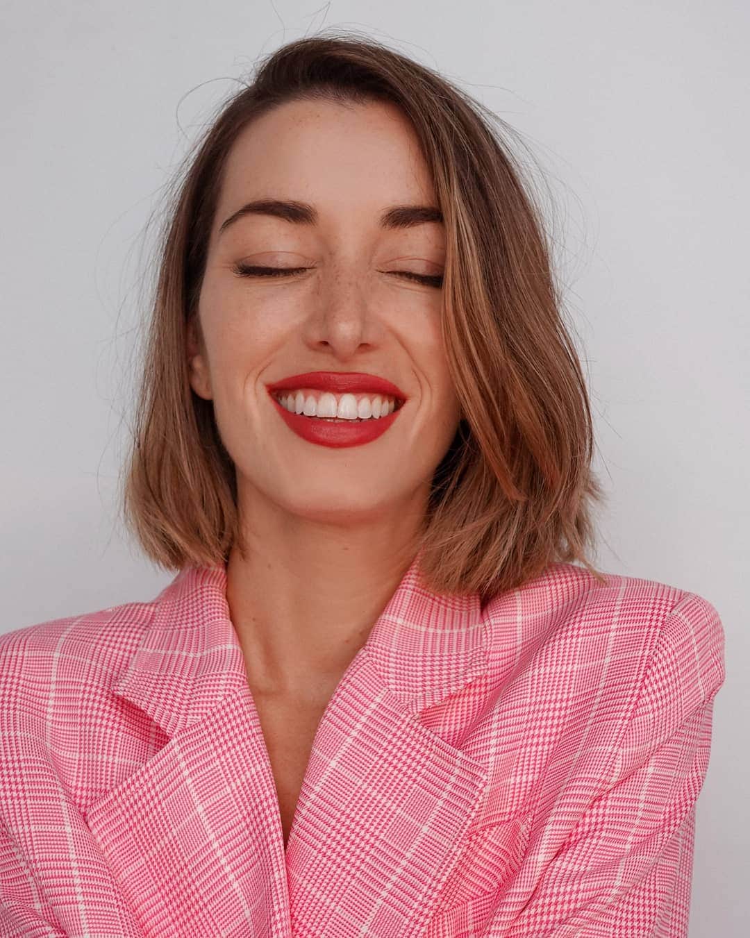 のインスタグラム：「1 or 2? 🤷‍♀️ I've been wearing these two shades from the @armanibeauty Lip Maestro lipstick range on repeat this week. I'm all about the velvet matte finish! 💋 #armanibeauty」