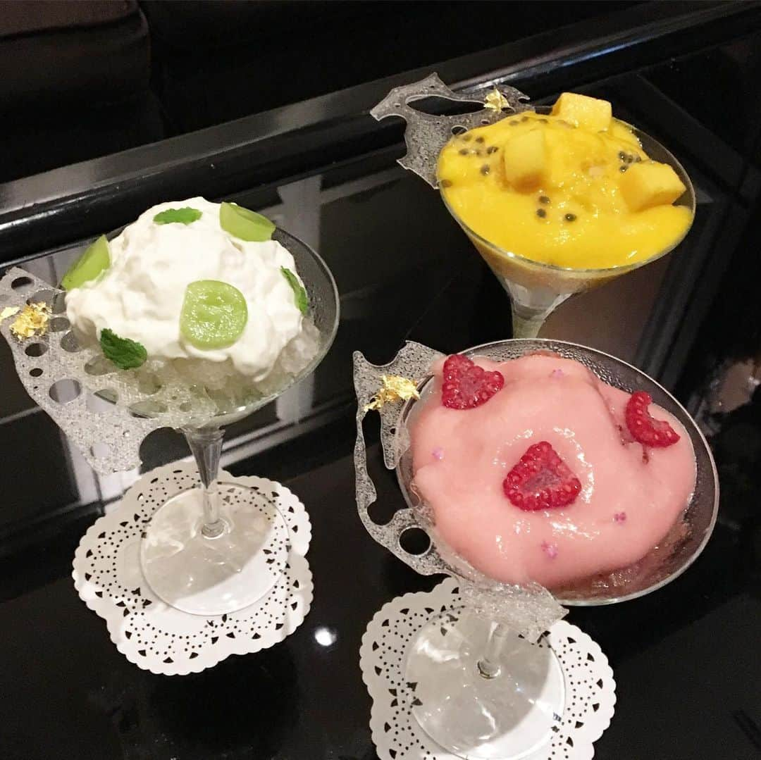 InterContinental Tokyo Bayさんのインスタグラム写真 - (InterContinental Tokyo BayInstagram)「. ニューヨークラウンジでは３つの食感が楽しめる大人のパフェ『夏の泡氷パフェ』をご用意しました🍧 涼しげなジュレ、冷たいグラニテ、滑らかなエスプーマを、旬のフルーツと組み合わせ、パフェ&かき氷スタイルに仕上げています🍑🥥🍋 トップには、薄氷を表現した飴細工をトッピングし、涼しさを演出。 ワインやリキュールを使った大人のパフェは、締めパフェとしてもオススメです🍾 🍧マンゴーとパッションフルーツの泡氷パフェ 🍧マスカットと白ワインの泡氷パフェ 🍧桃とシャンパンの泡氷パフェ . #intercontinental #intercontinentaltokyobay #intercontitokyobay #インターコンチネンタル東京ベイ #ホテルインターコンチネンタル東京ベイ  #ニューヨークラウンジ #newyorklounge  #パフェ #parfait  #カフェ巡り #かき氷 #shavedice  #スイーツ  #sweet #sweets #スイーツ男子  #スイーツ女子  #summer #マンゴー #マスカット #桃 #パッションフルーツ  #夏 #ロゼシャンパン #白ワイン #🥥 #徳永純司 #エグゼクティブシェフパティシエ」6月10日 19時21分 - intercontitokyobay