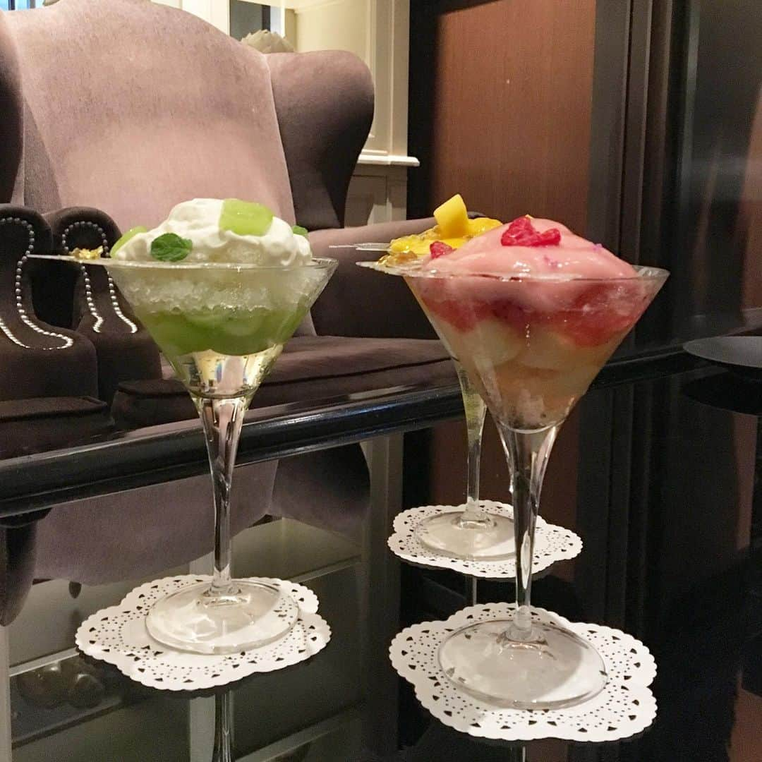 InterContinental Tokyo Bayさんのインスタグラム写真 - (InterContinental Tokyo BayInstagram)「. ニューヨークラウンジでは３つの食感が楽しめる大人のパフェ『夏の泡氷パフェ』をご用意しました🍧 涼しげなジュレ、冷たいグラニテ、滑らかなエスプーマを、旬のフルーツと組み合わせ、パフェ&かき氷スタイルに仕上げています🍑🥥🍋 トップには、薄氷を表現した飴細工をトッピングし、涼しさを演出。 ワインやリキュールを使った大人のパフェは、締めパフェとしてもオススメです🍾 🍧マンゴーとパッションフルーツの泡氷パフェ 🍧マスカットと白ワインの泡氷パフェ 🍧桃とシャンパンの泡氷パフェ . #intercontinental #intercontinentaltokyobay #intercontitokyobay #インターコンチネンタル東京ベイ #ホテルインターコンチネンタル東京ベイ  #ニューヨークラウンジ #newyorklounge  #パフェ #parfait  #カフェ巡り #かき氷 #shavedice  #スイーツ  #sweet #sweets #スイーツ男子  #スイーツ女子  #summer #マンゴー #マスカット #桃 #パッションフルーツ  #夏 #ロゼシャンパン #白ワイン #🥥 #徳永純司 #エグゼクティブシェフパティシエ」6月10日 19時21分 - intercontitokyobay