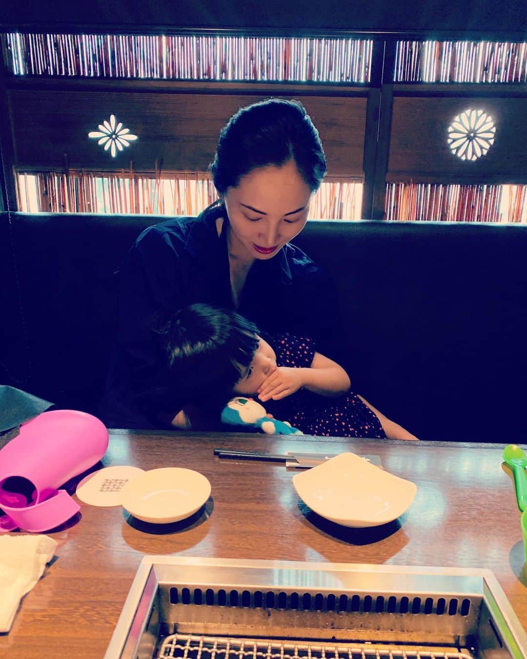 日高薫のインスタグラム：「ここ近年焼肉率高し💗  #焼肉 #yakiniku #👨‍👩‍👧 #肉好き家族 🍖💪💘#あまえんぼ #娘ちゃん #おしゃべり大好き女の子 #ゆびたこさん #女の子ママ #2歳 #焼肉の写真撮り忘れ #コキンちゃん」