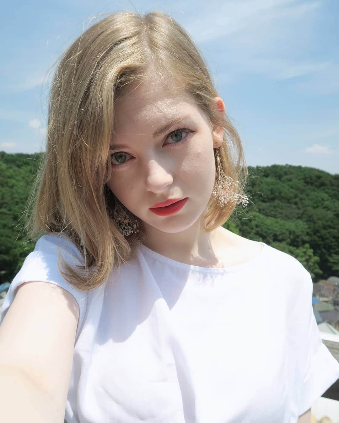 Ella Freyaのインスタグラム：「Gosh, how much my life changed the past 2 months. I met people who inspire me. I got a new job. I moved to a new place which is like a little piece of heaven (in this picture). I wish I could show you more.. Mental health is still a huge struggle but I do feel a bit more stable and energetic lately which is great ✨ thank you for always supporting me guys. I still get random encouraging messages from people and it means so much. Let's get closer again from now on. 😄」