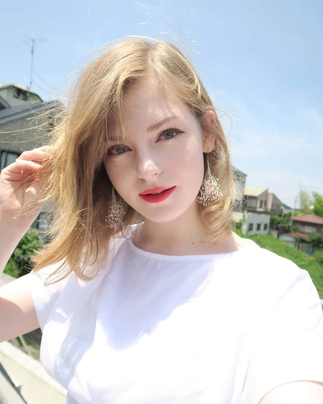 Ella Freyaさんのインスタグラム写真 - (Ella FreyaInstagram)「Gosh, how much my life changed the past 2 months. I met people who inspire me. I got a new job. I moved to a new place which is like a little piece of heaven (in this picture). I wish I could show you more.. Mental health is still a huge struggle but I do feel a bit more stable and energetic lately which is great ✨ thank you for always supporting me guys. I still get random encouraging messages from people and it means so much. Let's get closer again from now on. 😄」6月10日 19時25分 - ella.freya