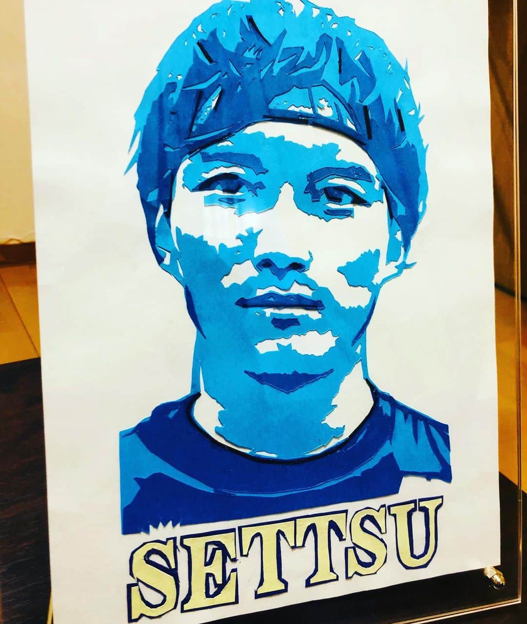 摂津颯登のインスタグラム：「そういえばこの間サポーターの方から切り絵を頂きました！ 大切に部屋に飾らせて頂いてます。 本当にありがとうございます😊！」