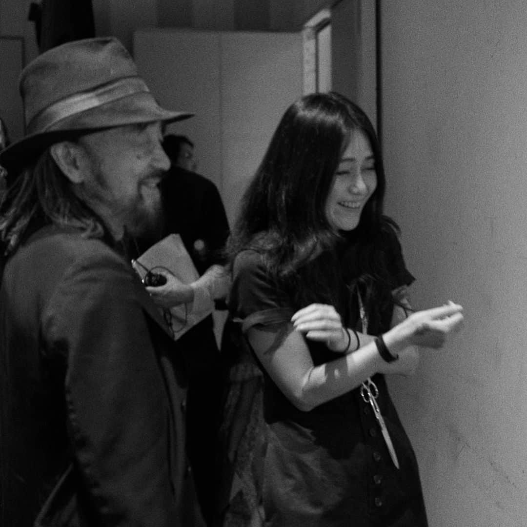 山本里美のインスタグラム：「#limifeu and #yohjiyamamoto photo by @mari_amita  #何故爆笑してるかは覚えてない」