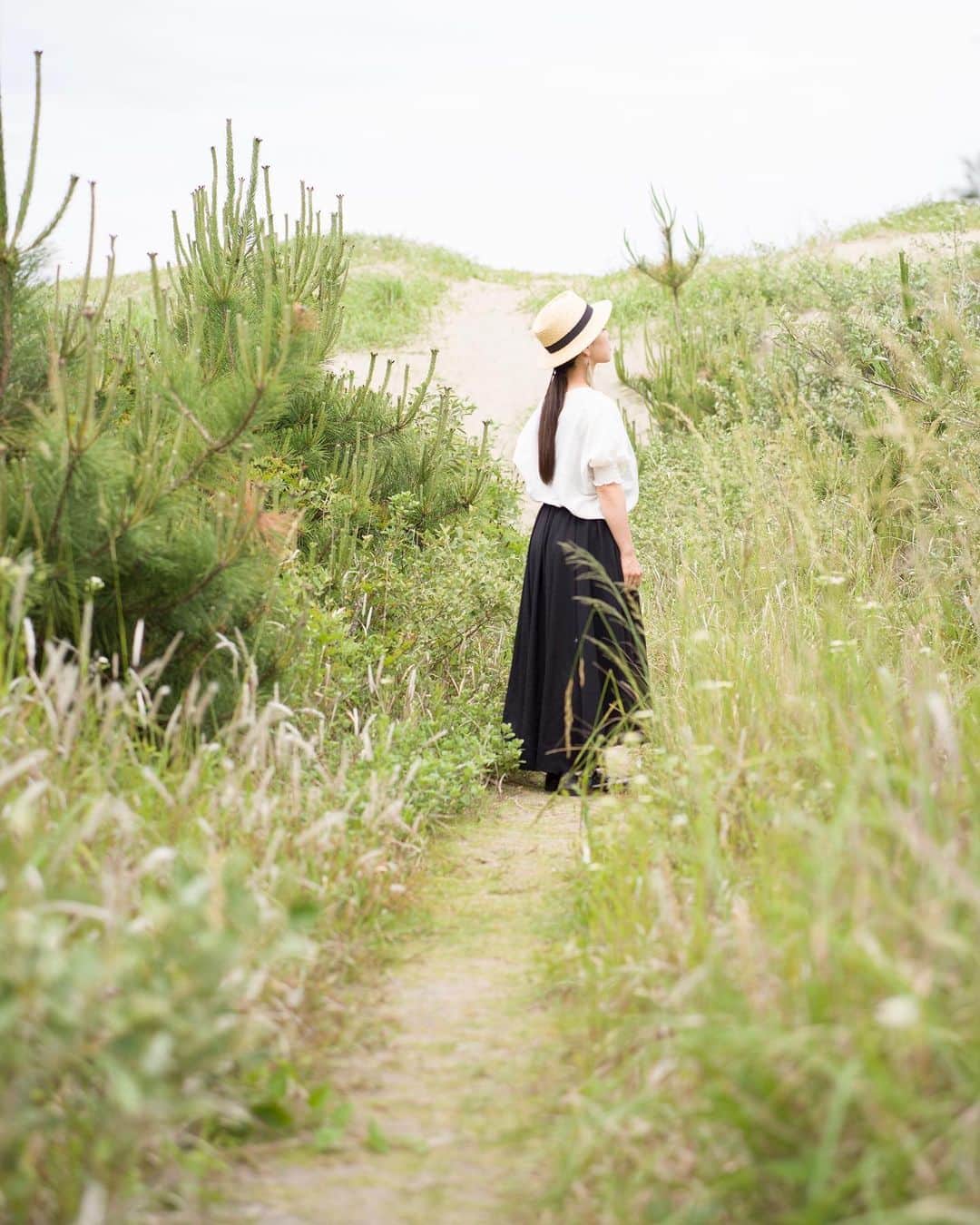 Naokoのインスタグラム：「path.. * 今日も娘は18時に眠りに。 明日の朝は4時半起きかな〜🤣 #hasselblad_diary #x1d」