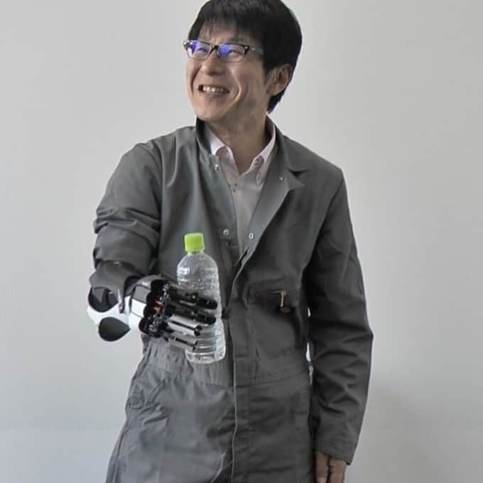 soarさんのインスタグラム写真 - (soarInstagram)「「handiii」は、「気軽な選択肢」をコンセプトにした、手を失われた方が残された腕の筋肉の電気信号を介して直感的に操作できる筋電義手🤖✨ handiiiの開発者であり、Mission ARM Japanに所属する近藤玄大さん、義手ユーザーの森川章さんにお話を伺いました。 「 「握手をした瞬間に、相手が笑顔になるんです」ーー筋電義手「handiii」開発者の近藤玄大さんと義手ユーザーの森川章さん」 https://soar-world.com/2015/12/22/exiii-handiii/ ・ ・ 「soar(ソアー)」は、人の持つ可能性が広がる瞬間を捉え、伝えていくメディアです🕊✨☘ https://soar-world.com/ ・ ・ #soar_world #インハンド #exiii #hackberry #義手 #handiii #筋電義手 #障害 #障害者 #3dプリンター #デザイン #工場 #事故 #開発 #義肢装具士 #起業 #かっこいい #リハビリ #握手 #子供 #笑顔 #デモンストレーション #医療 #福祉 #テクノロジー」6月10日 19時35分 - soar_world