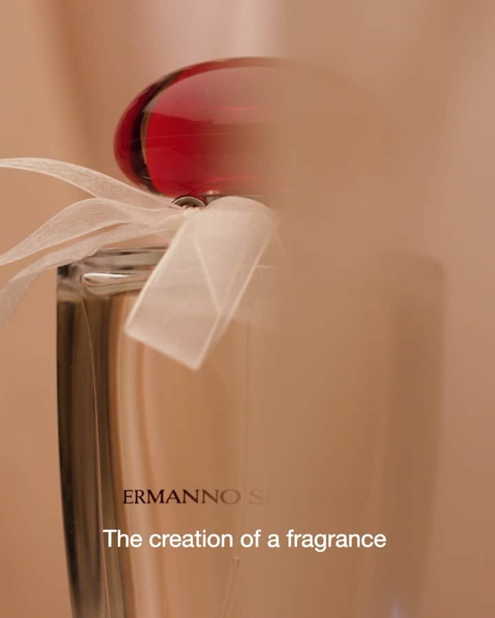 のインスタグラム：「JULIE “The creation of a fragrance has a lot in common with the couture.” #ScervinoFragrance Such a feminine fragrance couldn’t be created by anyone but three women, three prefumers that united their savoir-faire for the creation of an iconic and timeless perfume. . . #ErmannoScervino #perfume #fragrance #eaudeparfum #essence #madeinitaly #madeinflorence #perfumery #parfum #scent #profumo #fragranza #essenza #organza #floral」