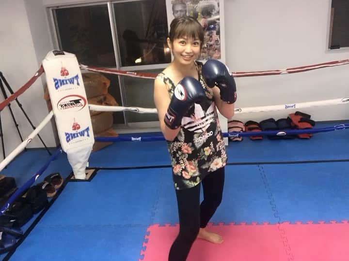 のインスタグラム：「・ えつこと念願のキックボクシング始めました🥊🥊💫 @sgym_toyohira  ㅤㅤㅤㅤㅤㅤㅤㅤㅤㅤㅤㅤㅤ 動画参照でお願いしたいのだが容姿がまんまと可愛いので えっちゃんかぁーいー😳❤️ ってなりますが 正直くそめそダサかったかぎりでございます🙏🏻✨爆笑 #あたしも御察しの通りくそめそダサかった件 #だいぶ体力使う  #カッコつけたい #まぢカッコつけたい #すごく一生懸命だったし必死 ㅤㅤㅤㅤㅤㅤㅤㅤㅤㅤㅤㅤㅤ そして、いつもお世話になってる KOGAO FACTORYのオーナー 谷川氏が元キックボクシングのチャンピオンという噂を聞いていて嘘だろなぁ🙄と思っていたら本当でした🤭 ✨wwwww 今回特別に特訓していただきました🔥🔥🔥✨ @kogaofactory  通い放題なのでしっかりカタチになるまで頑張る🔥🔥🔥 #シェイプアップもありゃ期待できるわ ㅤㅤㅤㅤㅤㅤㅤㅤㅤㅤㅤㅤㅤ ちなみに1か月通い放題 8,640円です🔥🔥🔥 ㅤㅤㅤㅤㅤㅤㅤㅤㅤㅤㅤㅤㅤ #札幌 #豊平区 #キックボクシング #キックボクシング女子 #ダイエット #シェイプアップ #エスジム」