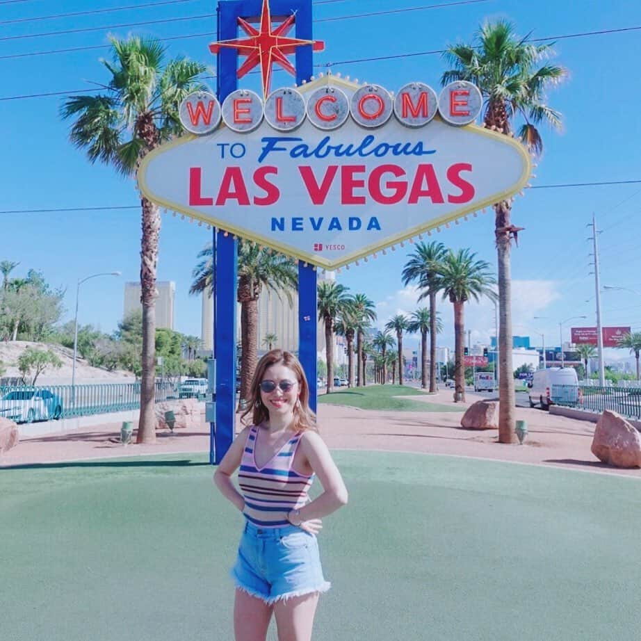 平井喜美さんのインスタグラム写真 - (平井喜美Instagram)「LAS VEGAS💙 ベガスのシンボル、Welcome to Fabulous Las Vegasサイン。朝一なのに大行列でビビった😮  #Lasvegas #alexiastam #lasvegastrip  #ラスベガス #ネバダ #ラスベガス旅行  #welcometofabulouslasvegas #アリシアスタン#パケットパック海外オプション#アメリカ」6月10日 19時32分 - yoshimi1111