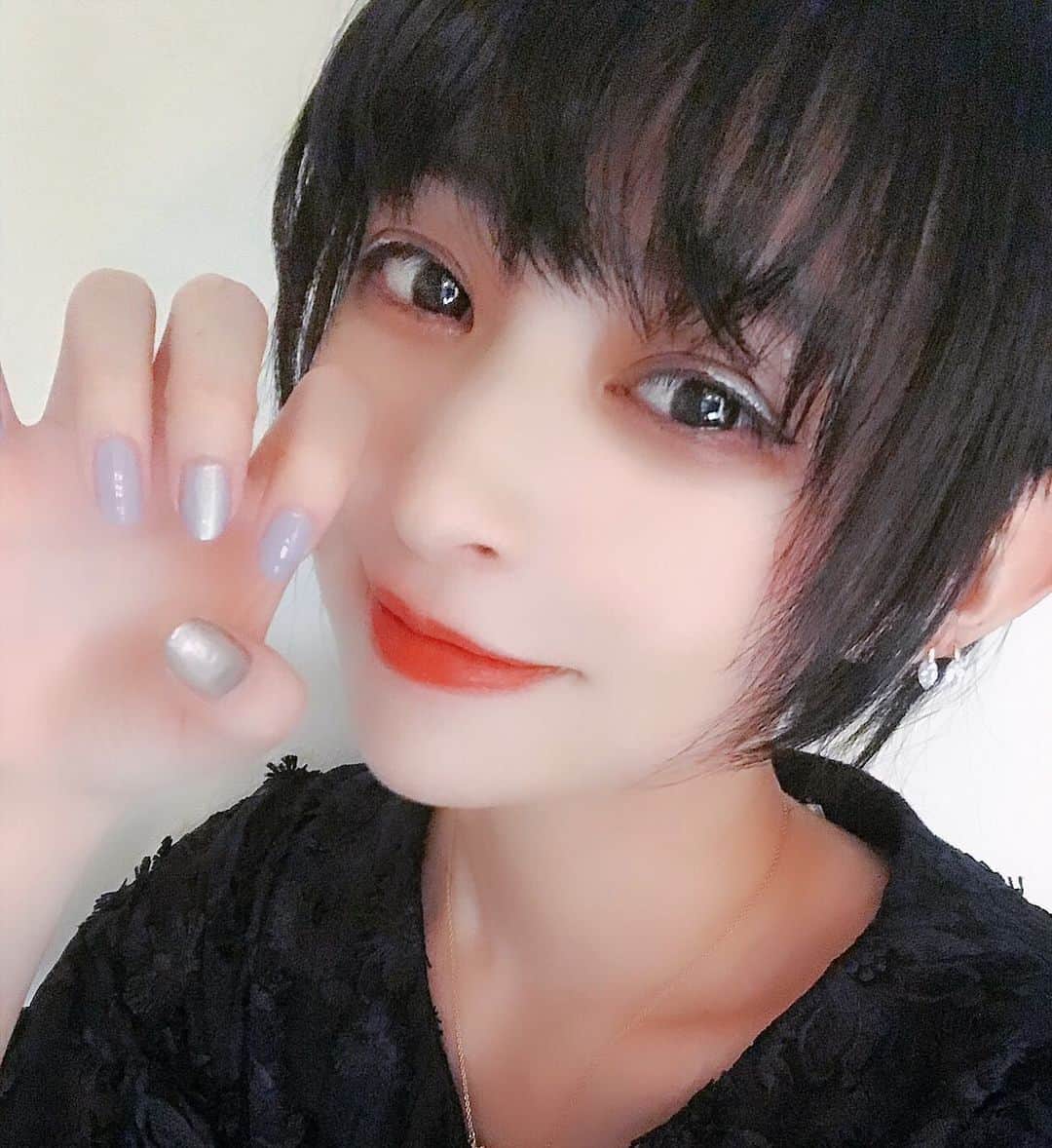 日南響子（珠麟）さんのインスタグラム写真 - (日南響子（珠麟）Instagram)「ネイル新しい色にしましま。 角度で見え方が変わる不思議な薄紫💡 メイクは黒のアイラインの上に薄く白をひく事で 垂れ目効果^ ^最近ハマっている✌️」6月10日 19時33分 - kyooko_hinami_official