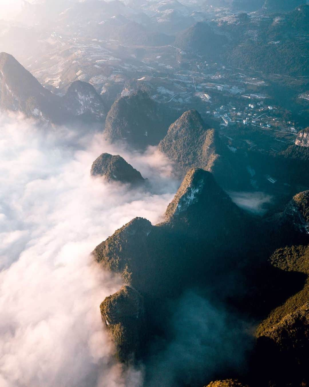 キャセイパシフィック航空さんのインスタグラム写真 - (キャセイパシフィック航空Instagram)「A great way to experience the famed topography surrounding Guilin is to hire a guide who provides a car and driver. The karst peaks of Yangshuo and the stunning rice terraces of Longji can be explored over a long weekend… but be warned, you may want to stay much longer. ⠀⠀⠀ ⠀⠀⠀⠀⠀⠀⠀⠀⠀ #桂林 山水甲天下。無論是 #陽朔 獨特的喀斯特地貌，抑或 #龍脊 的梯田，隨處可見秀麗山色，讓人流連忘返。如果想暢遊當地，包車細細漫遊會是一個不錯的選擇。⠀⠀⠀⠀⠀⠀⠀⠀⠀ ⠀⠀⠀⠀⠀⠀⠀⠀⠀ Credit: @lautak_」6月10日 19時34分 - cathaypacific