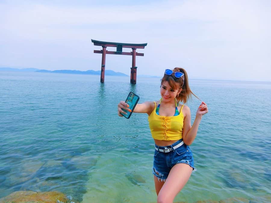 鈴木まりなのインスタグラム：「白髭神社🧡  #白髭神社 #白髭神社鳥居 #白ひげビーチ #琵琶湖」