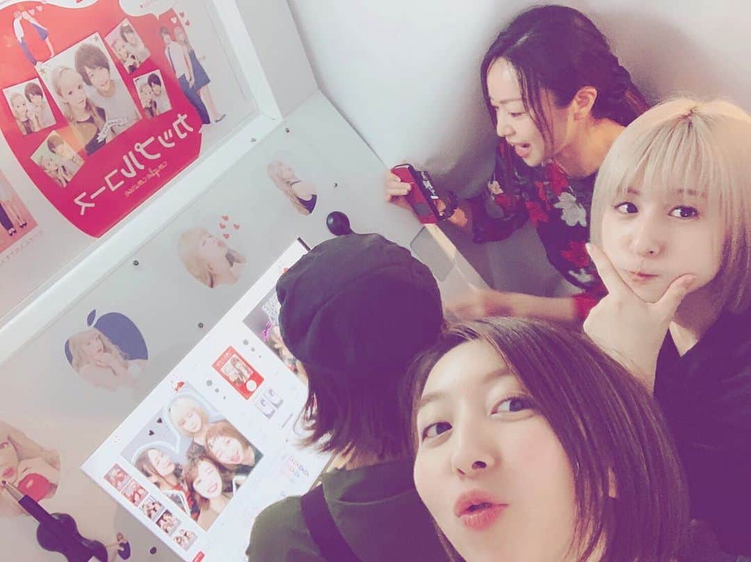 吉田有里のインスタグラム：「青春感じるねやばみ！！！ 先日フリクリオルタナメンバーで遊びに行きました🎡 急に決まって集まる素敵なメンバー。 ひたすらワイワイしてマジで楽しい。 それぞれがめちゃめちゃ自由すぎる。でも嫌な気持ちに一切なりません。最高。 (最年少の加恋ちゃんがいつもまとめてくれている気がする)(いつもごめんね) ドライブ行くんですからね！！絶対だからね！！(大声) #フリクリ #flcl #フリクリオルタナ #美山加恋 ちゃん #田村睦心 さん #飯田里穂 さん」