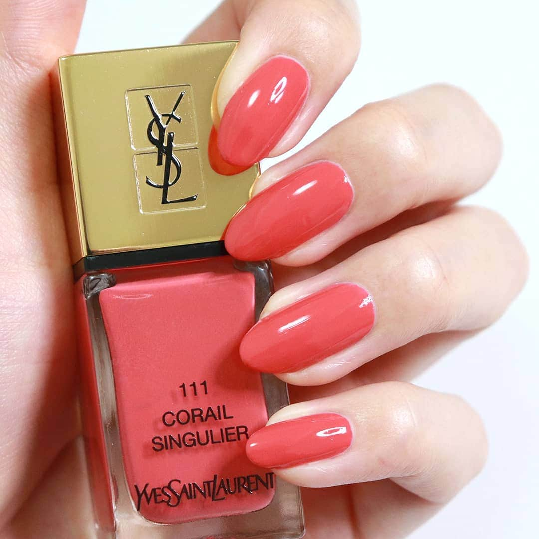 常岡珠希さんのインスタグラム写真 - (常岡珠希Instagram)「Today’s nail  #YSL  ラ ラッククチュール 111 コライユ サンギュリエ  濃いめのコーラルピンク！ この絶妙な明るすぎず、くすみ感もない、馴染みもいいカラーがとても可愛い。派手になりすぎないのも好き！ YSLのネイルとても塗りやすいのでおすすめ。  #コスメ #化粧品 #ネイル #セルフネイル #セルフネイラー #ポリッシュ #マニキュア #ネイルポリッシュ #ポリッシュネイル #nail #manicure #nailsmagazin #コライユサンギュリエ #corailsingulier #ララッククチュール #コーラルピンク #夏ネイル #セルフ美容 #美活 #美容 #美意識」6月10日 19時41分 - tamaki.tsuneoka