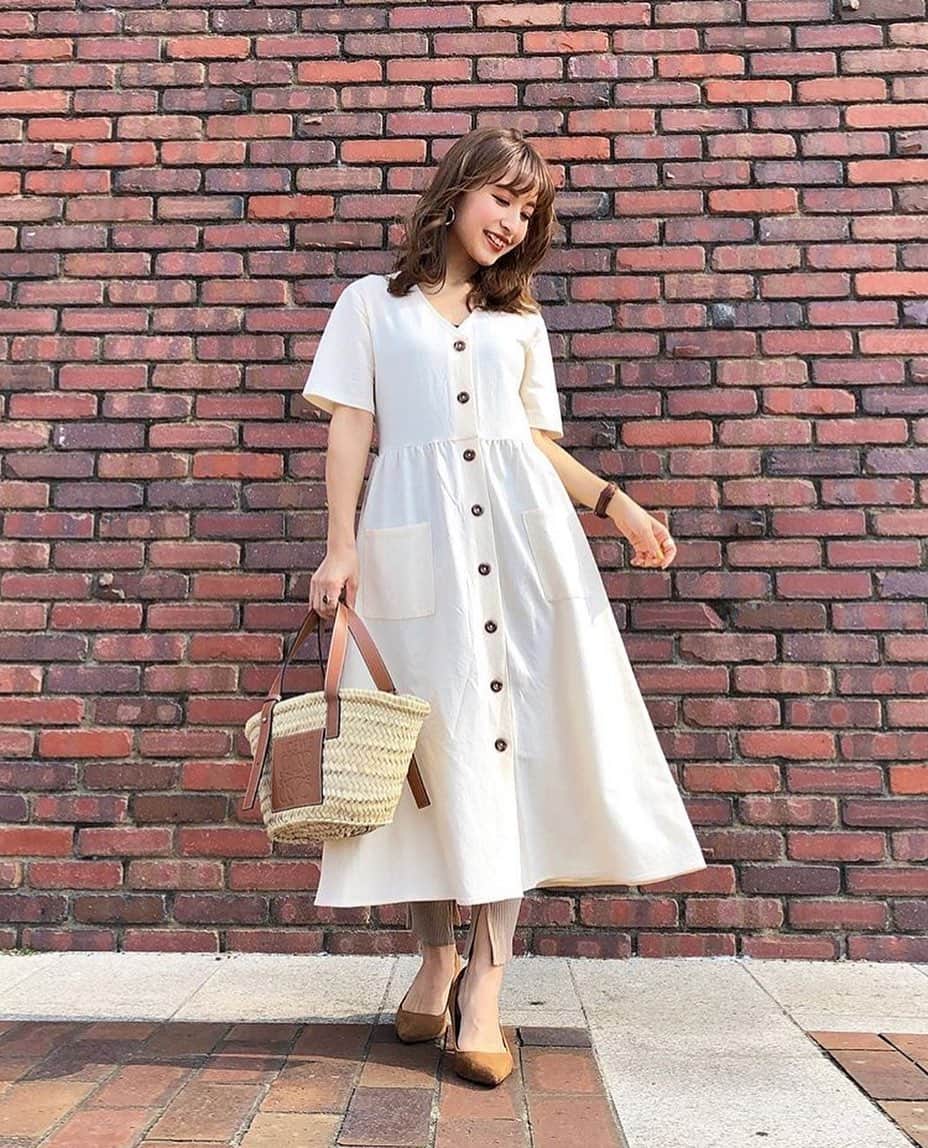 Locariのインスタグラム：「１枚でお洒落に決まるのが嬉しい♡ デザイン性も高い #gu のワンピースは @ucmsan1205 さんのように 小物を上手にプラスすることでよりお洒落な印象を演出することができます♪ ・ ・ photo by @ucmsan1205  さん ・ ・ #ワンピース #コーディネート #着画 #ファッション #おしゃれ #服 #今日のファッション #今日のコーデ #今日の服 #スナップミー #コーデ #コーディネート #プチプラコーデ」