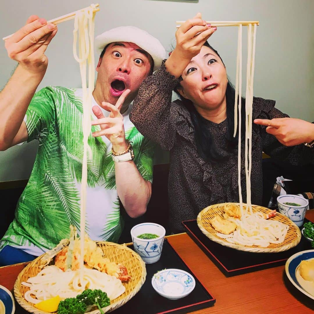 美川憲二さんのインスタグラム写真 - (美川憲二Instagram)「香川で本場の讃岐うどん食べたわよ〜😋🍴👍👍👍 それにしても うどんの長さに 私も冬休みちゃんもびっくりんこ‼️😵😵 どんだけ〜  笑、笑。 #源内  #本場讃岐うどん  #うどんの長さが半端ない #でもかなり美味しい  #美川憲二 #坂本冬休み #ものまね」6月10日 19時41分 - mikawakenji