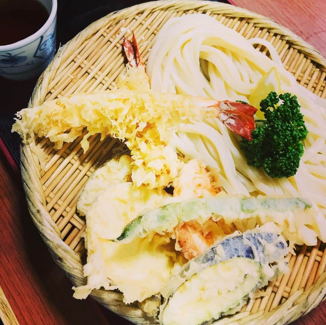 美川憲二さんのインスタグラム写真 - (美川憲二Instagram)「香川で本場の讃岐うどん食べたわよ〜😋🍴👍👍👍 それにしても うどんの長さに 私も冬休みちゃんもびっくりんこ‼️😵😵 どんだけ〜  笑、笑。 #源内  #本場讃岐うどん  #うどんの長さが半端ない #でもかなり美味しい  #美川憲二 #坂本冬休み #ものまね」6月10日 19時41分 - mikawakenji