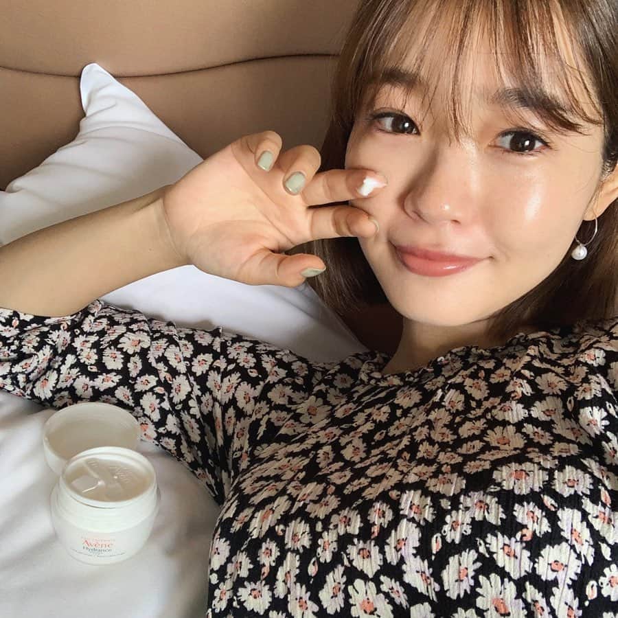 のインスタグラム：「🌼🚿﻿ 最近やっとお肌の調子よし☺️❣️﻿ ﻿ 北海道にも持っていったミルキージェル。 以前アベンヌの方に「疲れた日や面倒な日はこれだけ塗って寝てもいいですよ」と教えてもらって、そんな日にはこれだけたっぷり首まで塗って寝てい﻿ます😴笑﻿﻿ ちゃんと潤うところが好き。﻿ ﻿ アベンヌブランドについて﻿ ☑︎温泉水をそのままボトリングしてること﻿﻿ ☑︎フランスのアベンヌ村ではこの温泉水を利用して皮膚ケアプログラムを実施し﻿ていること﻿﻿ ☑︎薬剤師さんの想いから生まれたスキンケアで肌を土台から整えてくれること🚿﻿﻿ ﻿﻿ などなど知らなかったことがたくさんありました！ (書ききれないけど！笑)﻿﻿ 昔から大好きだったアベンヌ ウオーター。﻿ いいこと沢山知れて、ますます好きになった🥰﻿﻿ #お肌が弱ってるときにもこれがあると安心なわたしです♡﻿ #アベンヌ村へ行ってみた ﻿﻿#こういうことだったんだアベンヌ﻿﻿#アベンヌ ﻿﻿#保湿 ﻿﻿#時短スキンケア﻿﻿#avenne#avene_PR#skincare」