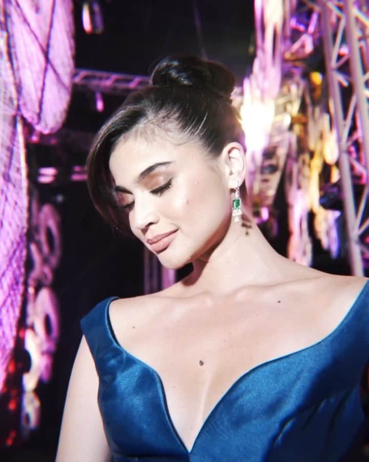 アン・カーティスのインスタグラム：「Promise last na to 😋. Thank you #BbPilipinas2019 for having me as your host this year and Congratulations to all the beautiful ladies 👑. . Wore @michael5inco to crown the new Queens styled by @stylizedstudio. Make up @robbiepinera. Hair @santiagoraymond. Jewellery @julbdizonjewellery and @jj_jiao. Video @litlabstudios. Music: Strange Love by Depeche Mode.」